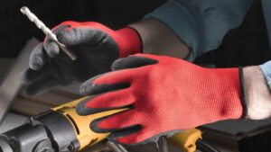 persona manipulando herramientas y usando guantes de protección